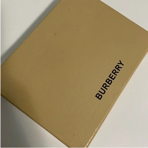 Burberry beauty gift charms set - Picture 10 of 10